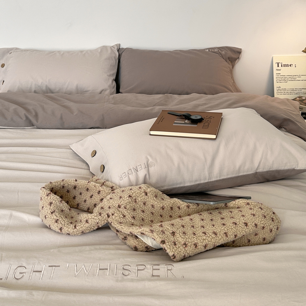 91家纺网 家纺一手货源 找家纺 艾咪-Amy ntmy 2025秋冬纽扣款全棉加厚磨毛刺绣四件套-漫月 漫月米灰