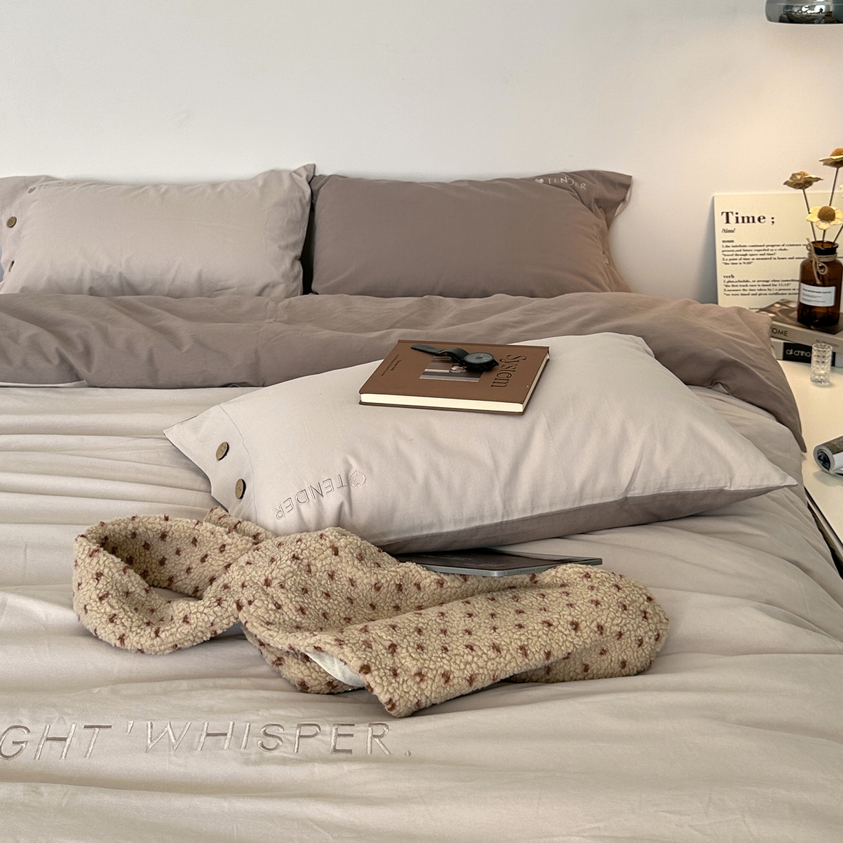 91家纺网 家纺一手货源 找家纺 艾咪-Amy ntmy 2025秋冬纽扣款全棉加厚磨毛刺绣四件套-漫月 漫月米灰