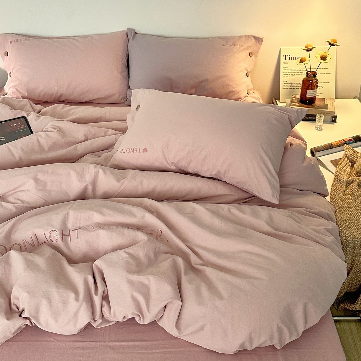 91家纺网 家纺一手货源 找家纺 艾咪-Amy ntmy 2025秋冬纽扣款全棉加厚磨毛刺绣四件套-漫月 漫月桃粉