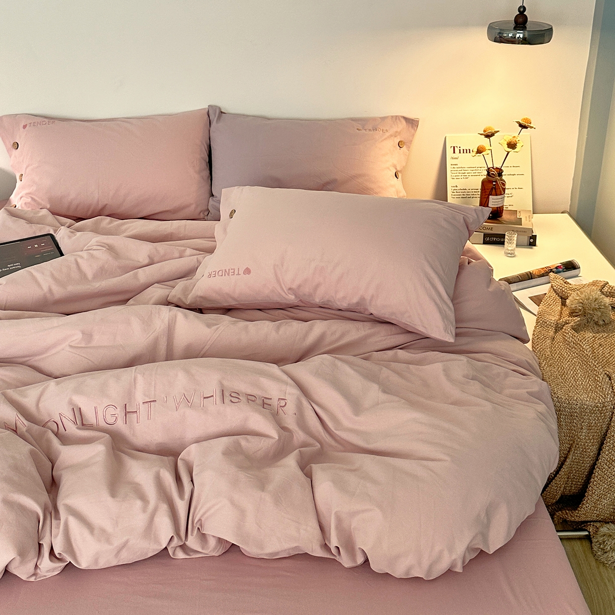 91家纺网 家纺一手货源 找家纺 艾咪-Amy ntmy 2025秋冬纽扣款全棉加厚磨毛刺绣四件套-漫月 漫月桃粉