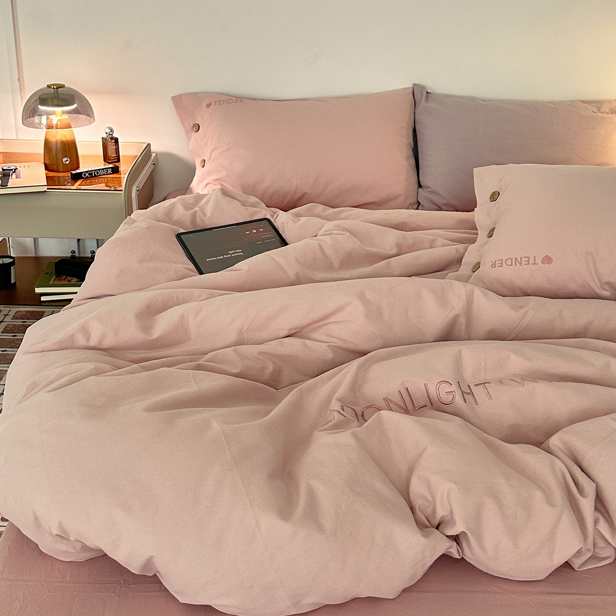 91家纺网 家纺一手货源 找家纺 艾咪-Amy ntmy 2025秋冬纽扣款全棉加厚磨毛刺绣四件套-漫月 漫月桃粉