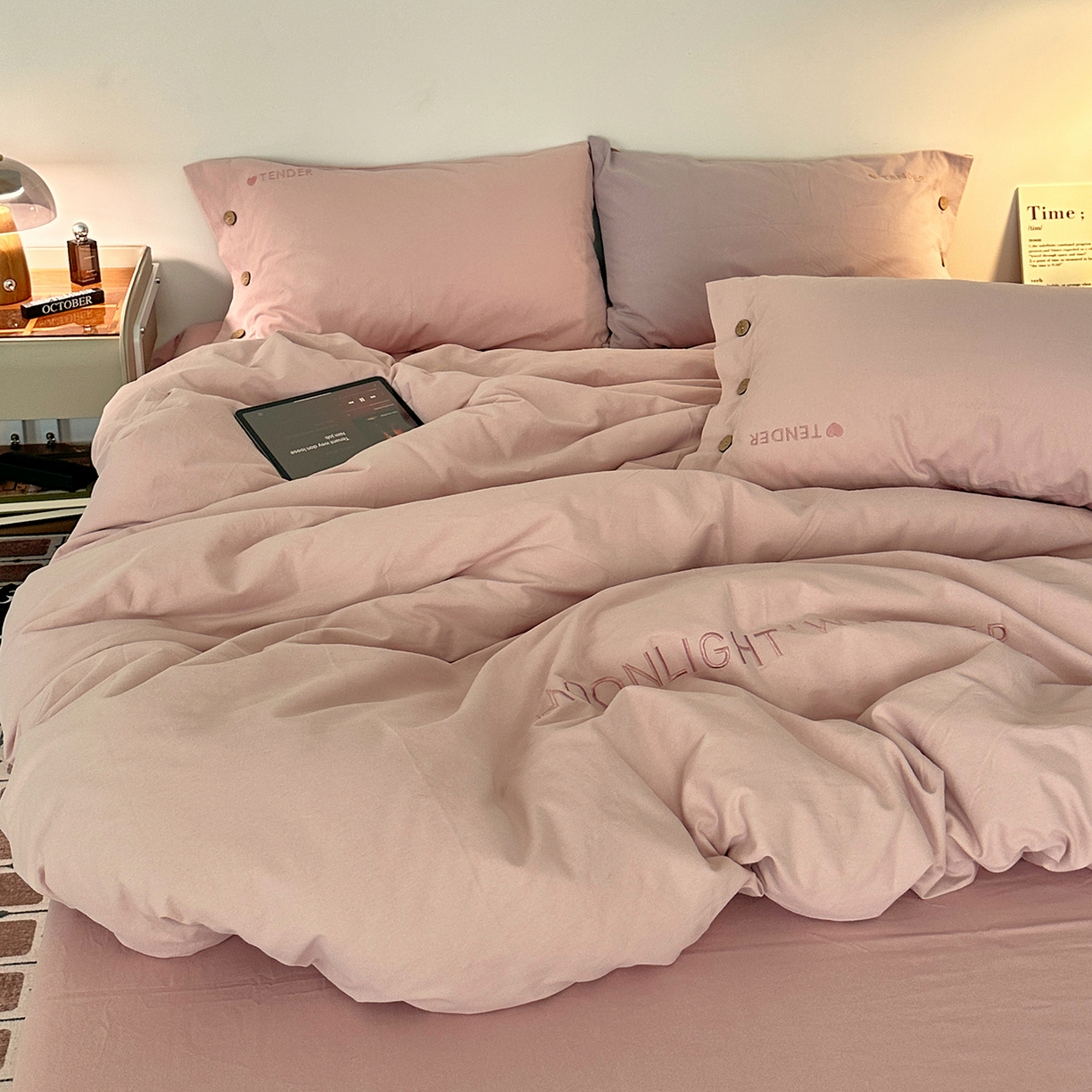 91家纺网 家纺一手货源 找家纺 艾咪-Amy ntmy 2025秋冬纽扣款全棉加厚磨毛刺绣四件套-漫月 漫月桃粉