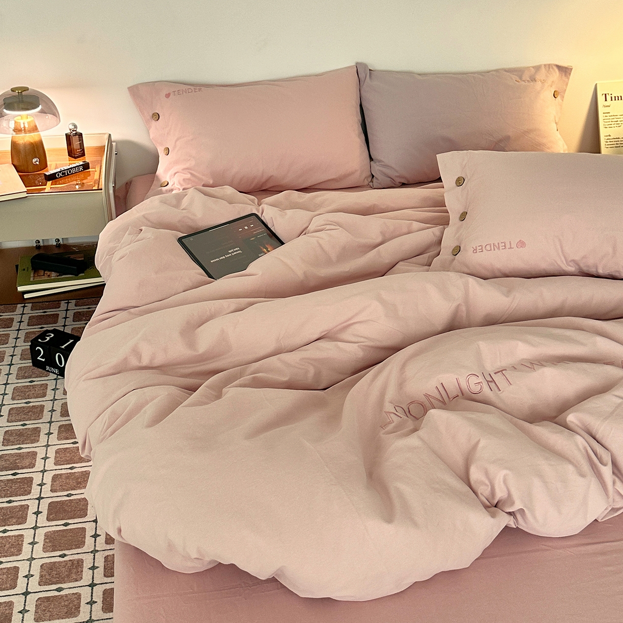 91家纺网 家纺一手货源 找家纺 艾咪-Amy ntmy 2025秋冬纽扣款全棉加厚磨毛刺绣四件套-漫月 漫月桃粉