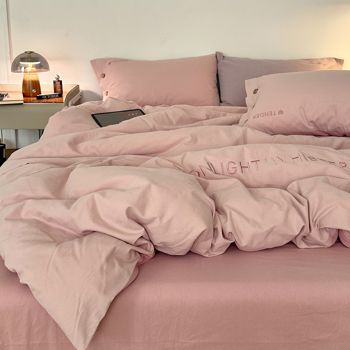 91家纺网 家纺一手货源 找家纺 艾咪-Amy ntmy 2025秋冬纽扣款全棉加厚磨毛刺绣四件套-漫月 漫月桃粉