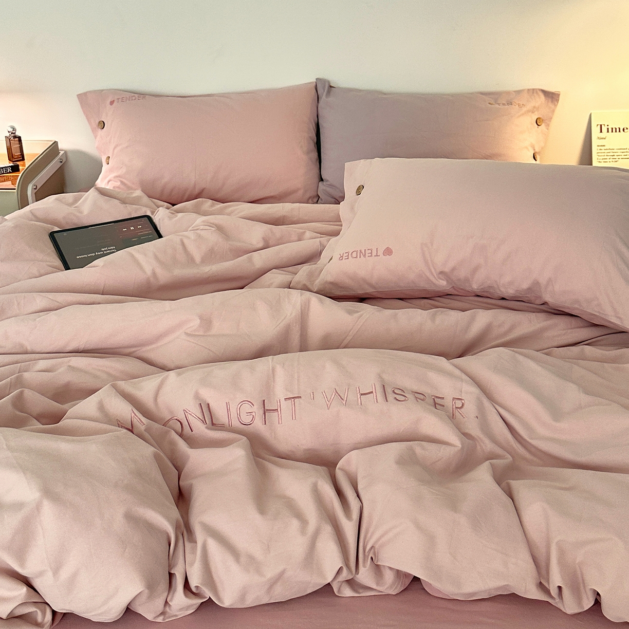 91家纺网 家纺一手货源 找家纺 艾咪-Amy ntmy 2025秋冬纽扣款全棉加厚磨毛刺绣四件套-漫月 漫月桃粉