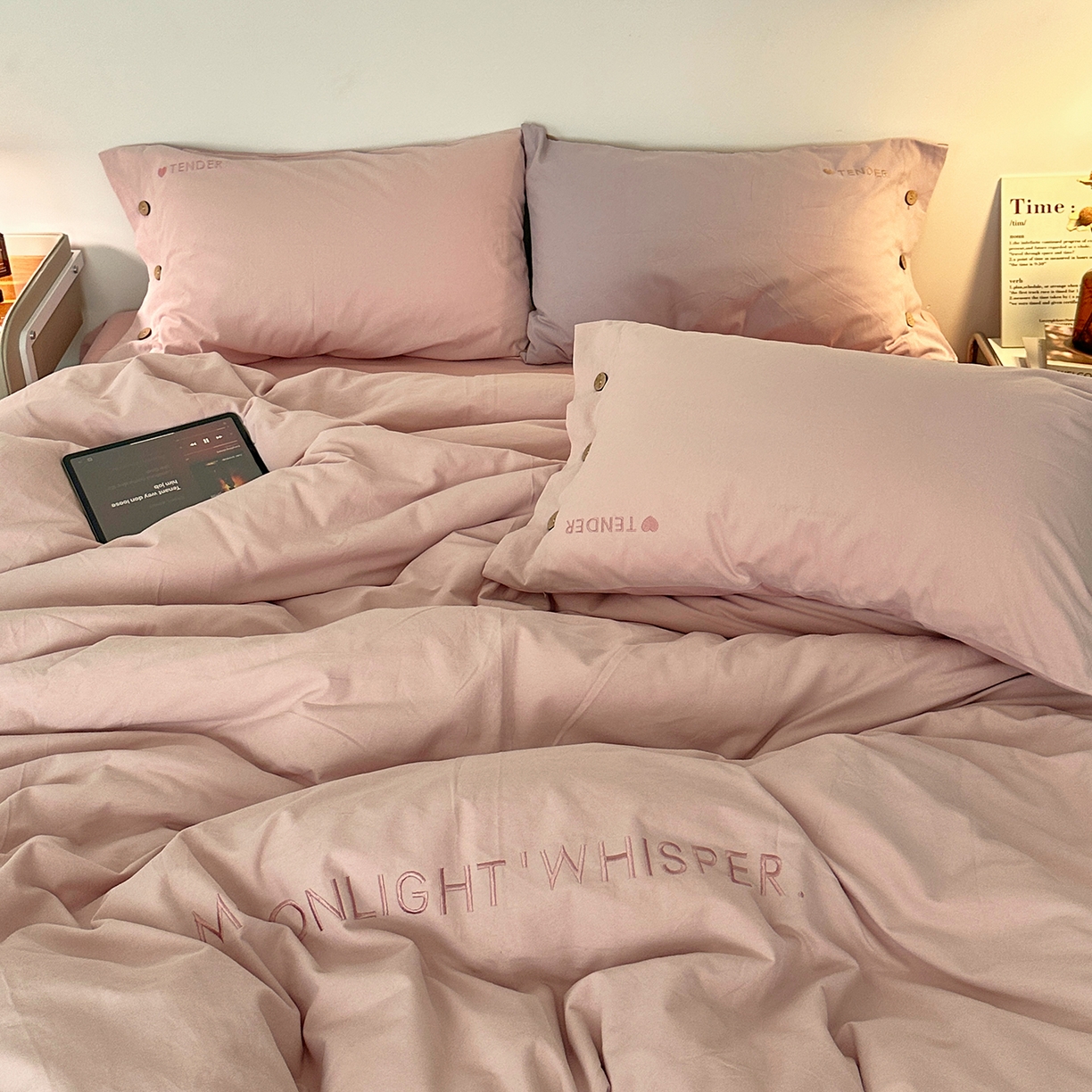 91家纺网 家纺一手货源 找家纺 艾咪-Amy ntmy 2025秋冬纽扣款全棉加厚磨毛刺绣四件套-漫月 漫月桃粉