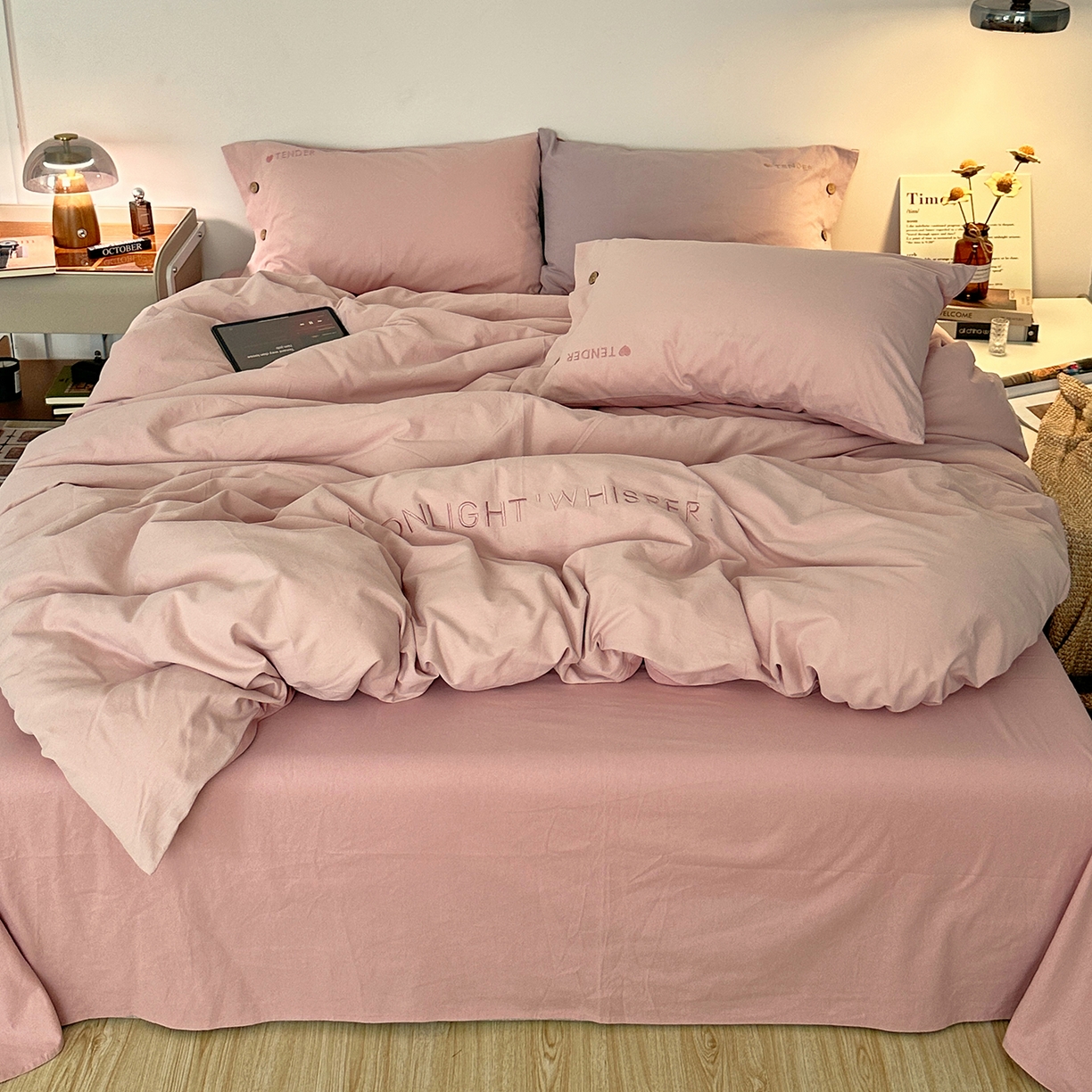 91家纺网 家纺一手货源 找家纺 艾咪-Amy ntmy 2025秋冬纽扣款全棉加厚磨毛刺绣四件套-漫月 漫月桃粉