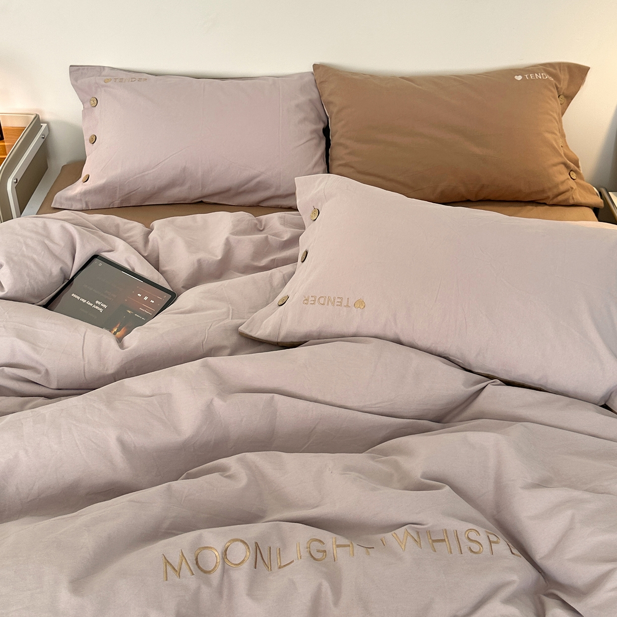 91家纺网 家纺一手货源 找家纺 艾咪-Amy ntmy 2025秋冬纽扣款全棉加厚磨毛刺绣四件套-漫月 漫月紫咖