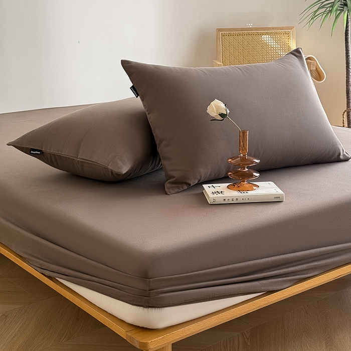 91家纺网 家纺一手货源 找家纺 Mr.pig猪先生水洗棉 2025新款全棉人字纹单床笠 深咖