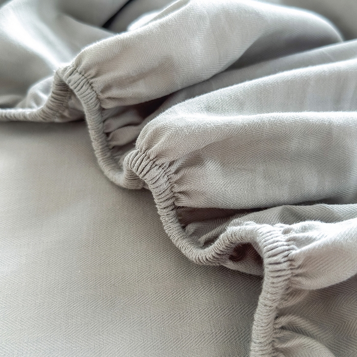 91家纺网 家纺一手货源 找家纺 Mr.pig猪先生水洗棉 2025新款全棉人字纹单床笠 薄雾灰