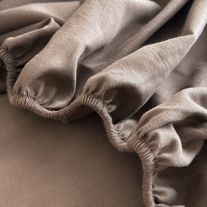 91家纺网 家纺一手货源 找家纺 Mr.pig猪先生水洗棉 2025新款全棉人字纹单床笠 深咖