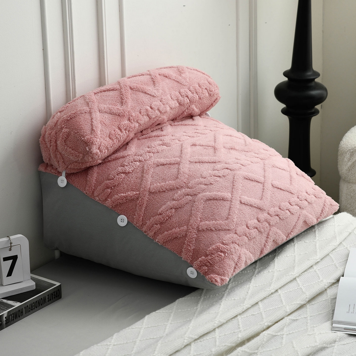 91家纺网 家纺一手货源 找家纺 爱妮灵蚊帐 2025新款塔芙绒头枕三角靠垫代发货 豆沙粉