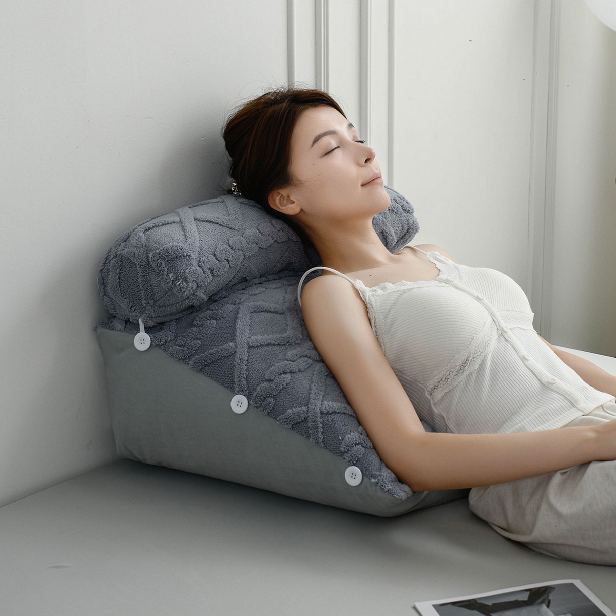 91家纺网 家纺一手货源 找家纺 爱妮灵蚊帐 2025新款塔芙绒头枕三角靠垫代发货 蓝灰