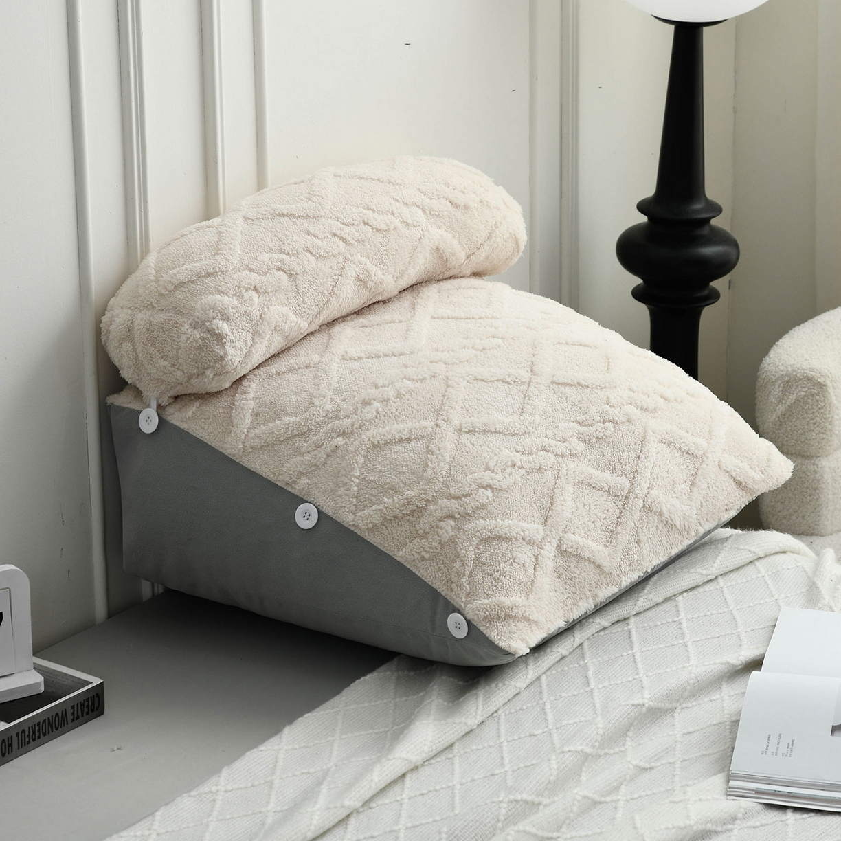 91家纺网 家纺一手货源 找家纺 爱妮灵蚊帐 2025新款塔芙绒头枕三角靠垫代发货 奶白