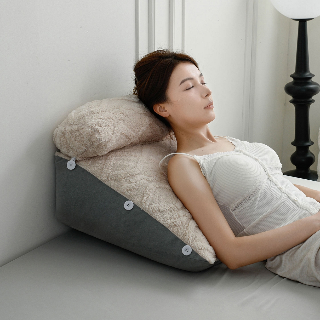 91家纺网 家纺一手货源 找家纺 爱妮灵蚊帐 2025新款塔芙绒头枕三角靠垫代发货 奶白