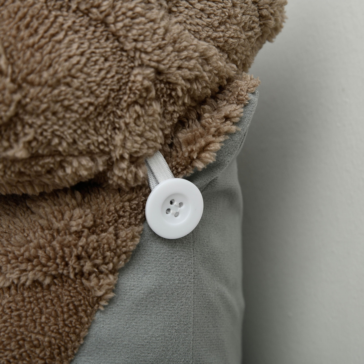 91家纺网 家纺一手货源 找家纺 爱妮灵蚊帐 2025新款塔芙绒头枕三角靠垫代发货 奶咖