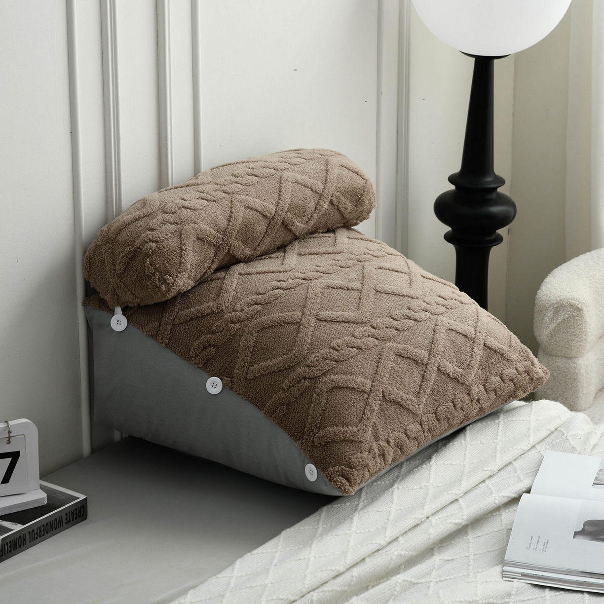 91家纺网 家纺一手货源 找家纺 爱妮灵蚊帐 2025新款塔芙绒头枕三角靠垫代发货 奶咖