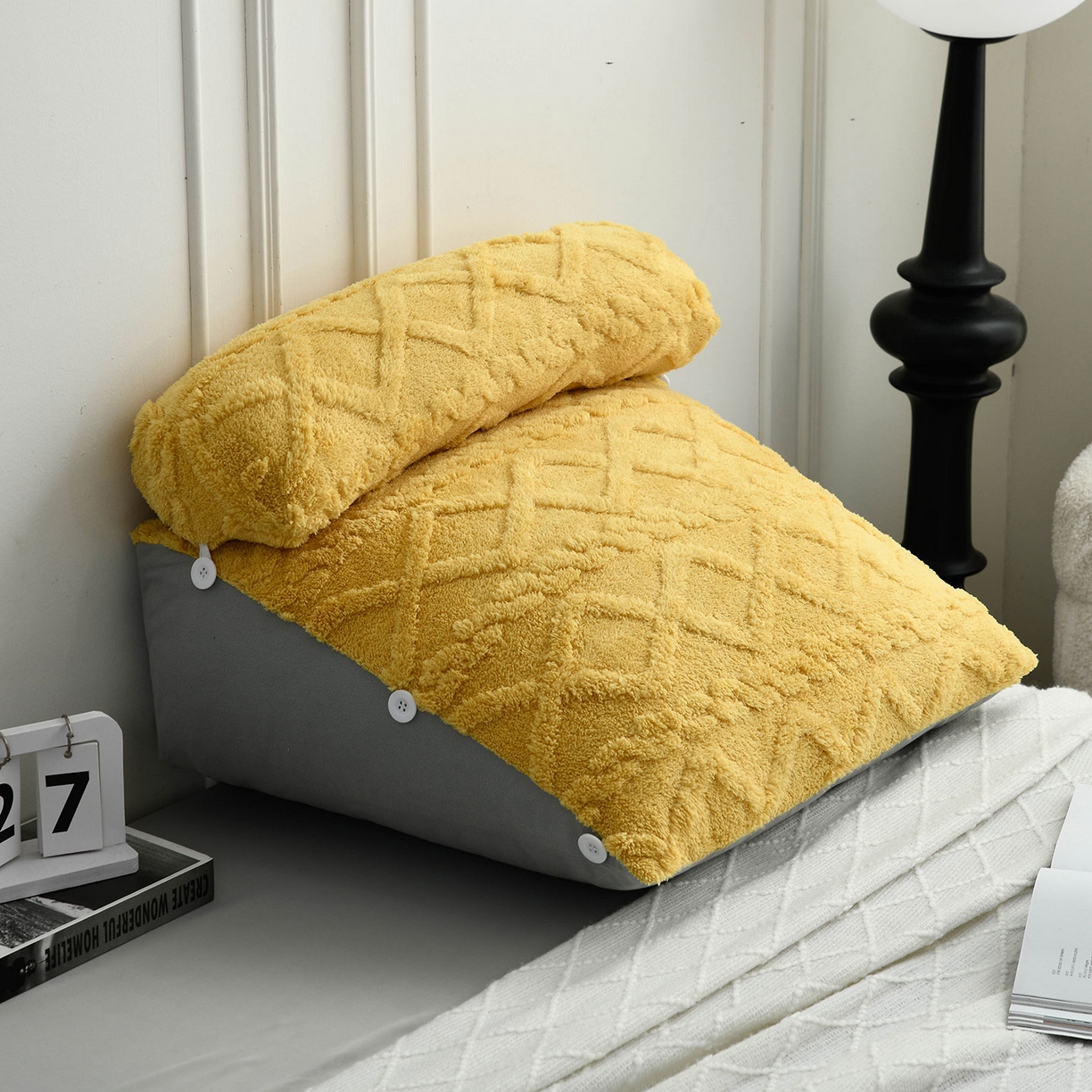 91家纺网 家纺一手货源 找家纺 爱妮灵蚊帐 2025新款塔芙绒头枕三角靠垫代发货 柠檬黄