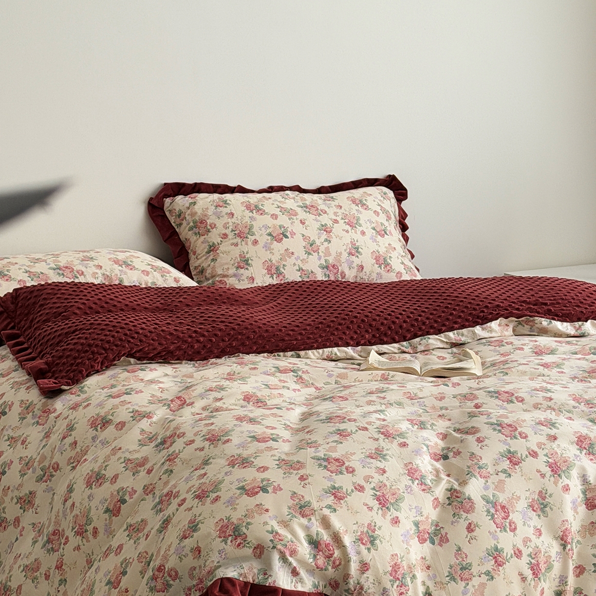 91家纺网 家纺一手货源 找家纺 佰织鑫家居 2025新款木耳边棉加绒床盖款四件套 落了白