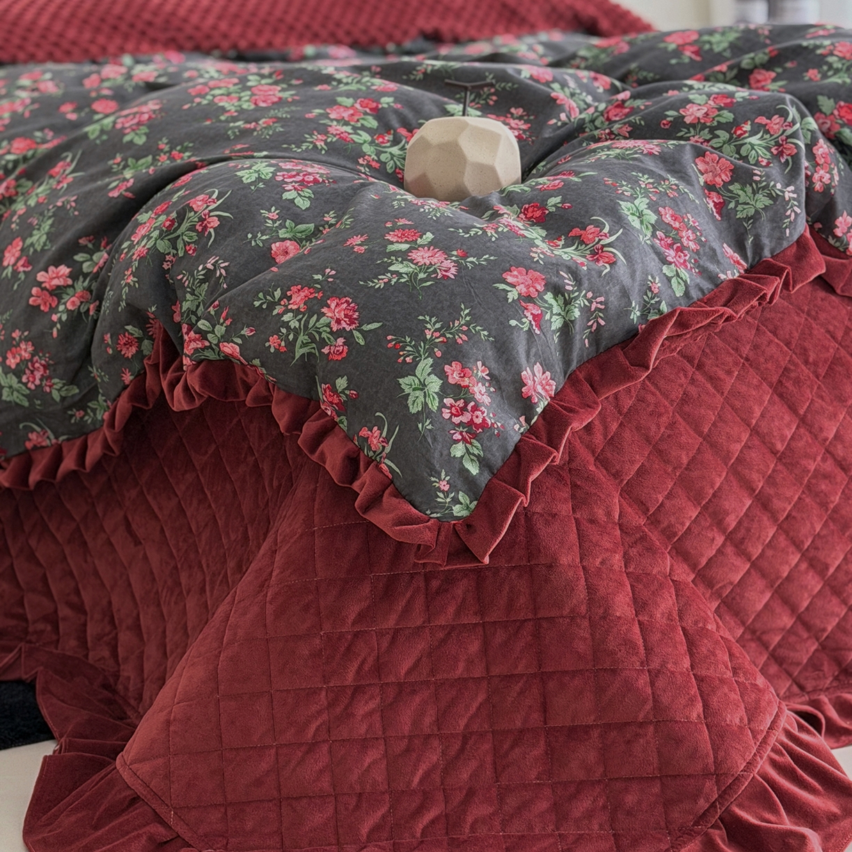 91家纺网 家纺一手货源 找家纺 佰织鑫家居 2025新款木耳边棉加绒床盖款四件套 梨花落