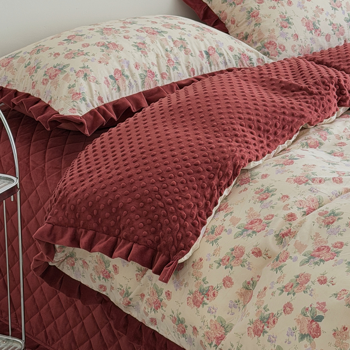 91家纺网 家纺一手货源 找家纺 佰织鑫家居 2025新款木耳边棉加绒床盖款四件套 落了白