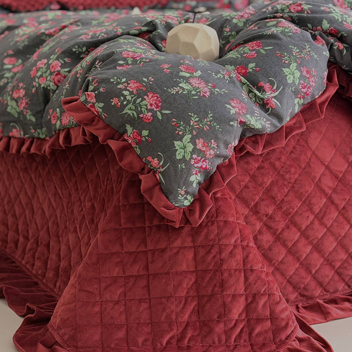 91家纺网 家纺一手货源 找家纺 佰织鑫家居 2025新款木耳边棉加绒床盖款四件套 梨花落