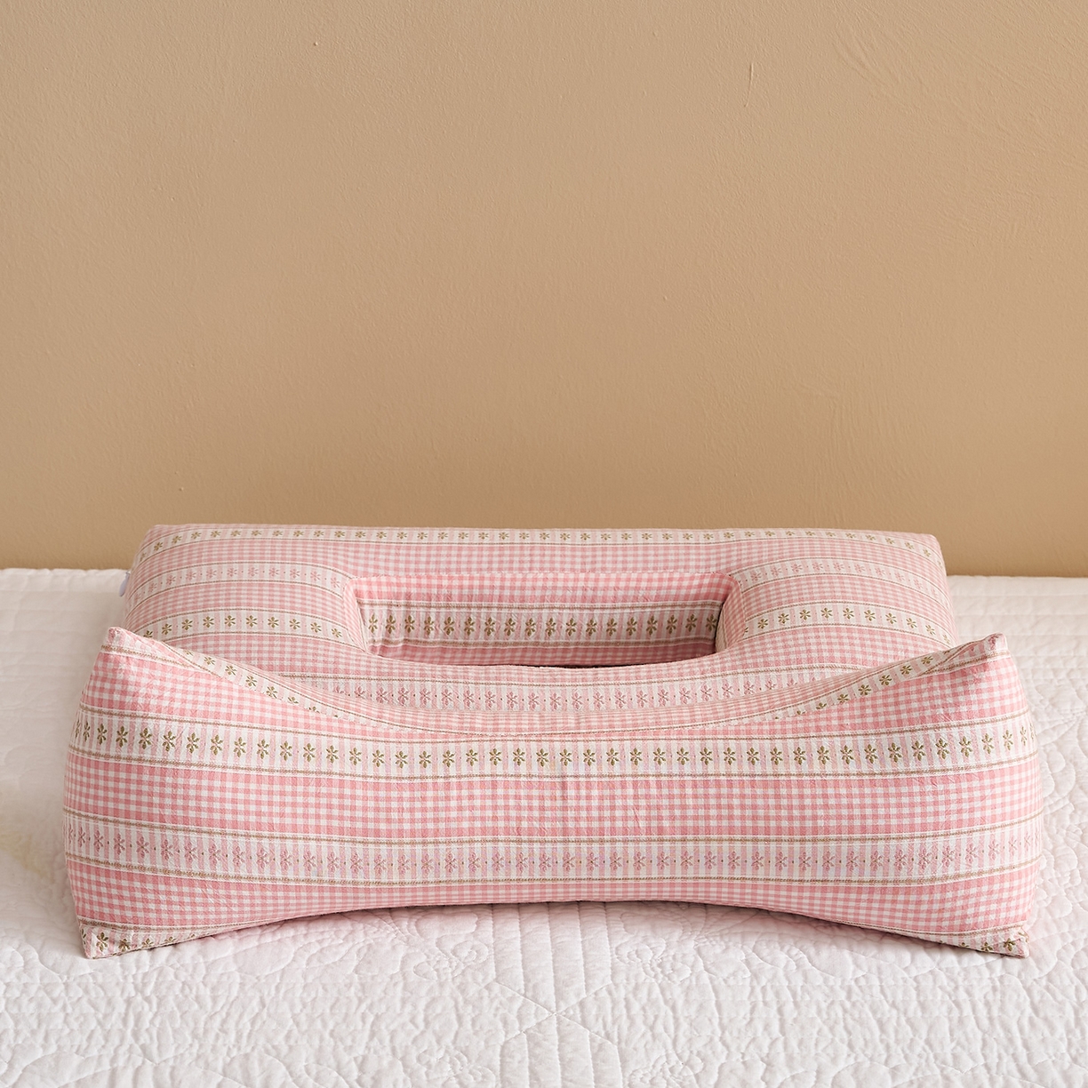 91家纺网 家纺一手货源 找家纺 乐可 2025新款水洗棉护耳组合枕荞麦枕头枕芯 水洗棉护耳组合枕-粉条格