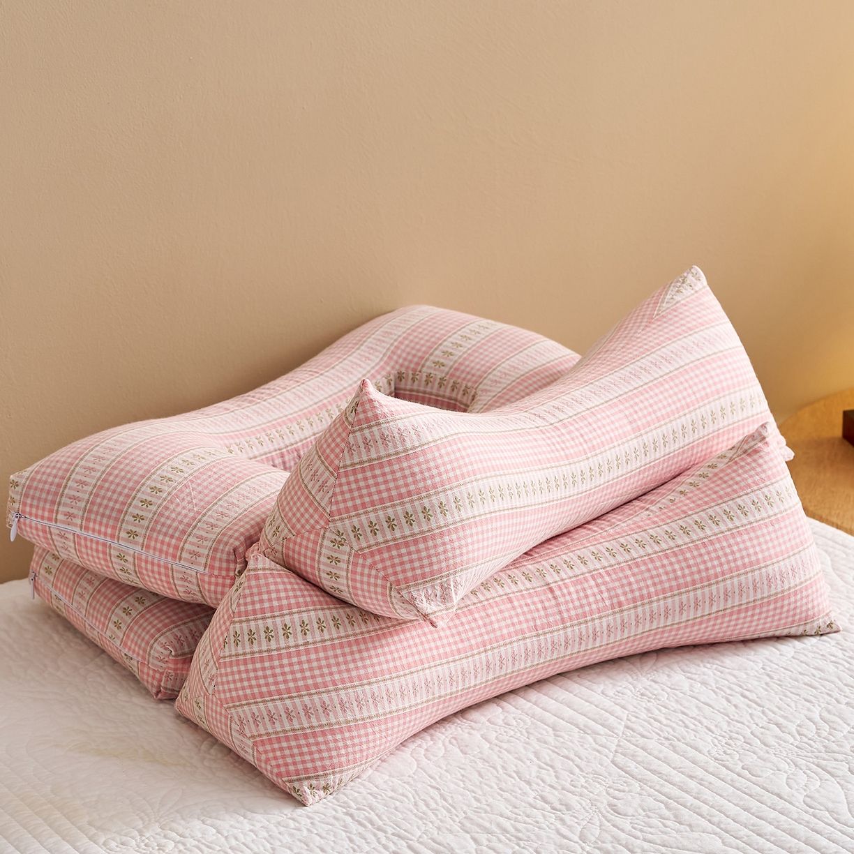 91家纺网 家纺一手货源 找家纺 乐可 2025新款水洗棉护耳组合枕荞麦枕头枕芯 水洗棉护耳组合枕-粉条格