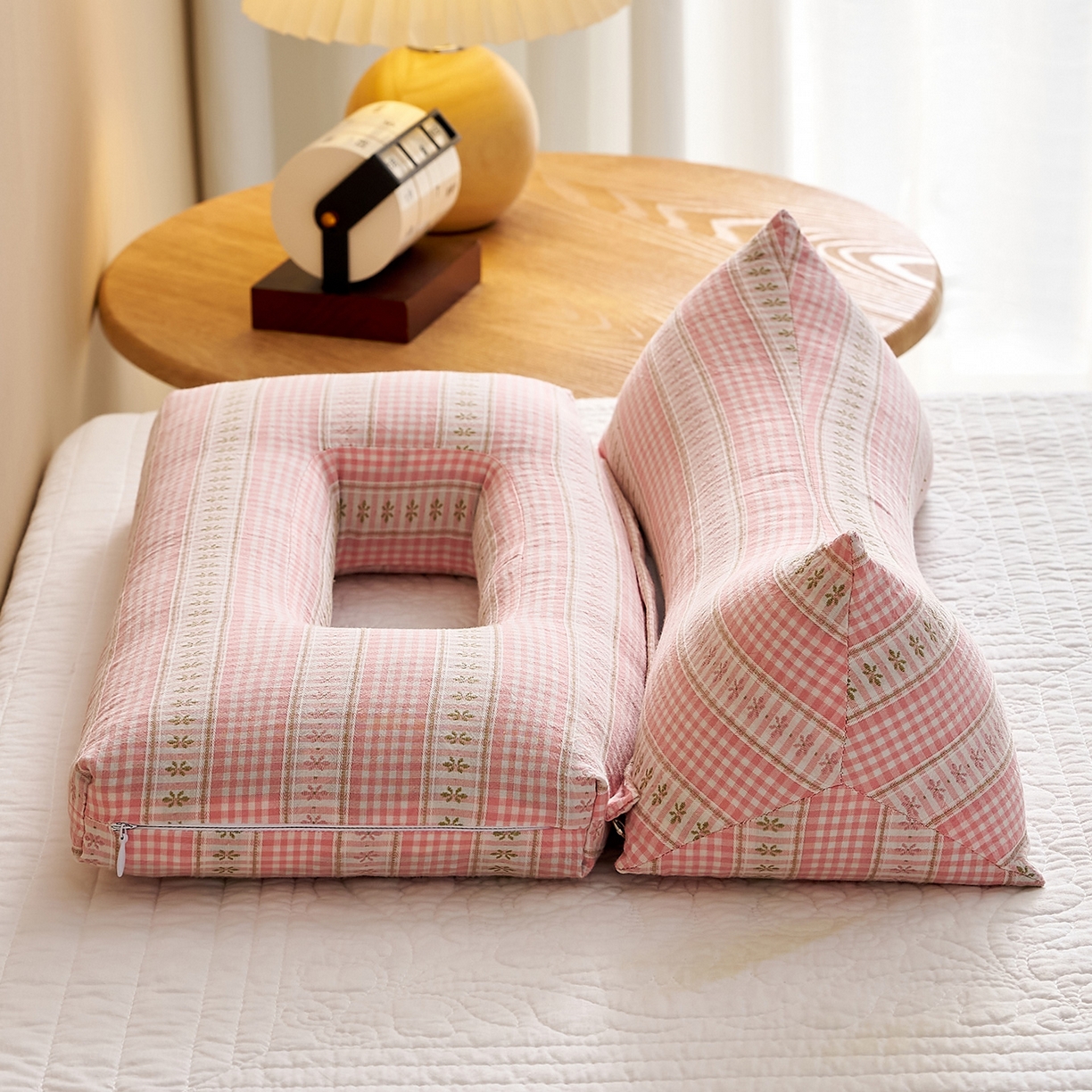 91家纺网 家纺一手货源 找家纺 乐可 2025新款水洗棉护耳组合枕荞麦枕头枕芯 水洗棉护耳组合枕-粉条格