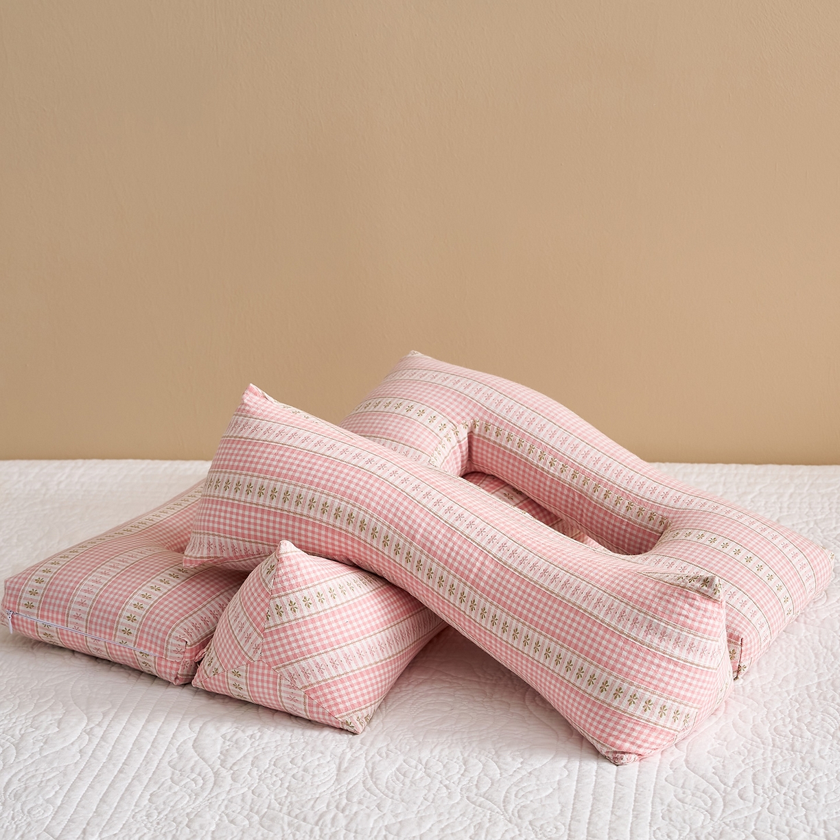 91家纺网 家纺一手货源 找家纺 乐可 2025新款水洗棉护耳组合枕荞麦枕头枕芯 水洗棉护耳组合枕-粉条格