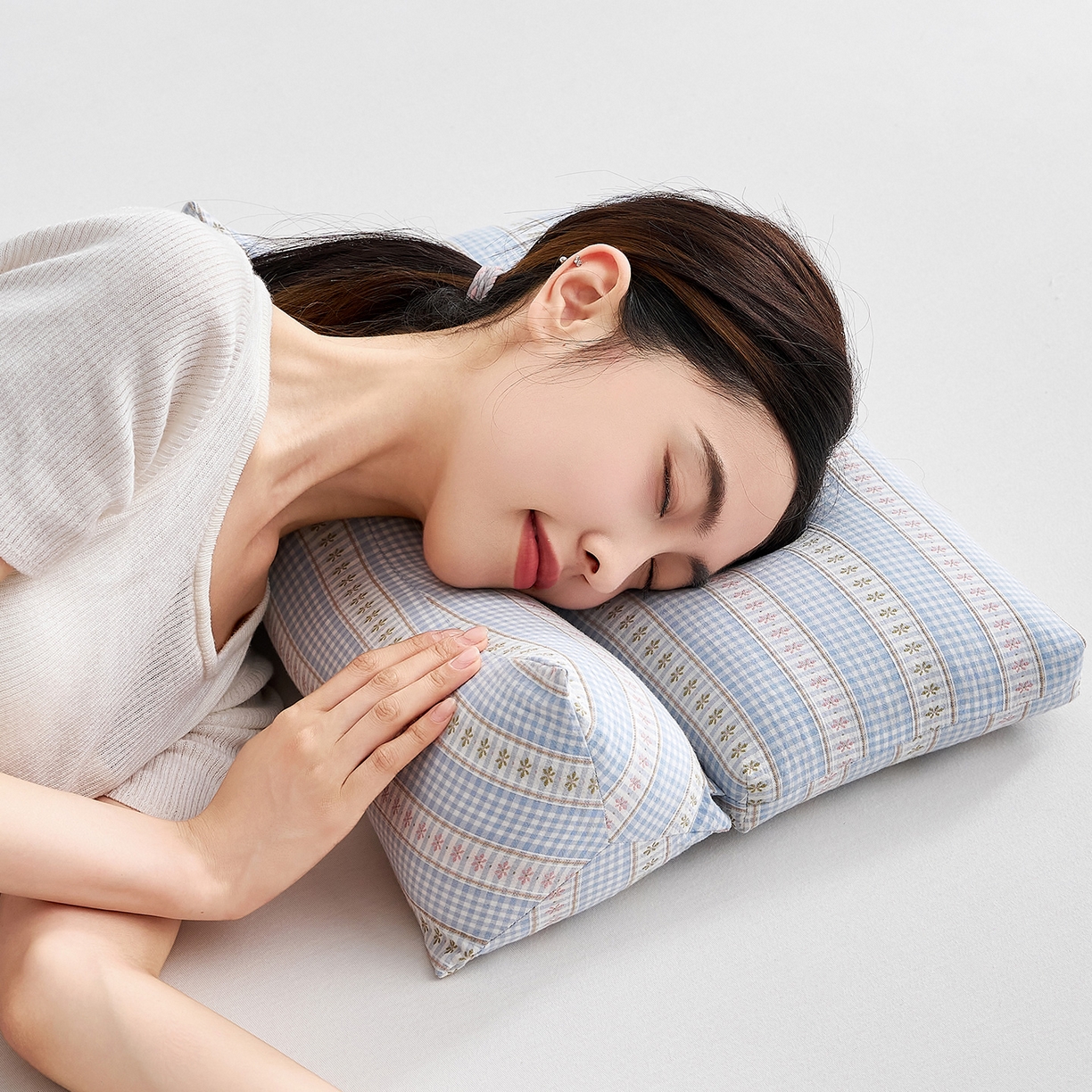 91家纺网 家纺一手货源 找家纺 乐可 2025新款水洗棉护耳组合枕荞麦枕头枕芯 水洗棉护耳组合枕-蓝条格