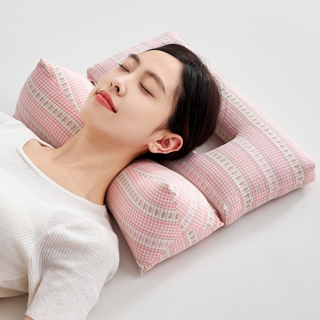 91家纺网 家纺一手货源 找家纺 乐可 2025新款水洗棉护耳组合枕荞麦枕头枕芯 水洗棉护耳组合枕-粉条格