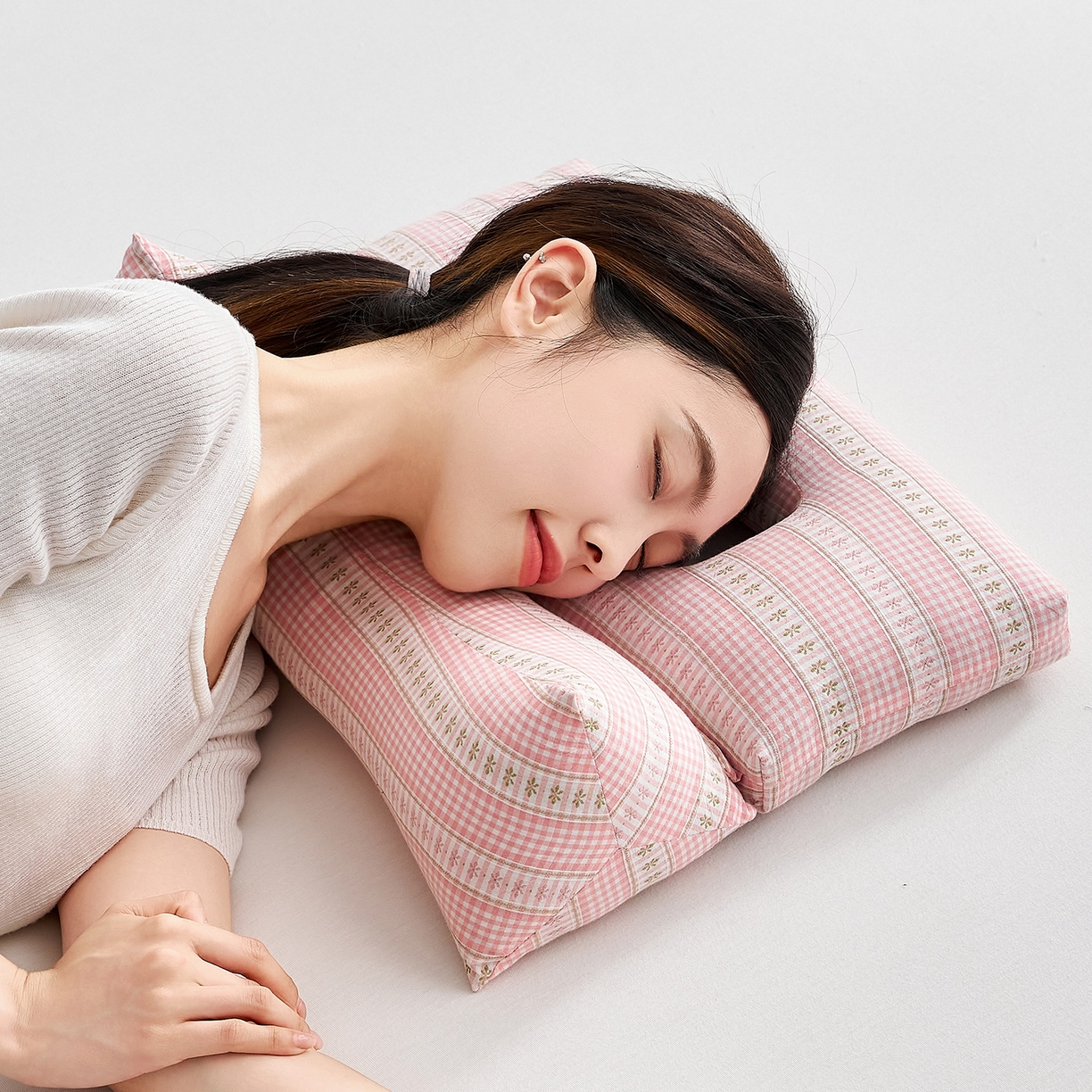 91家纺网 家纺一手货源 找家纺 乐可 2025新款水洗棉护耳组合枕荞麦枕头枕芯 水洗棉护耳组合枕-粉条格