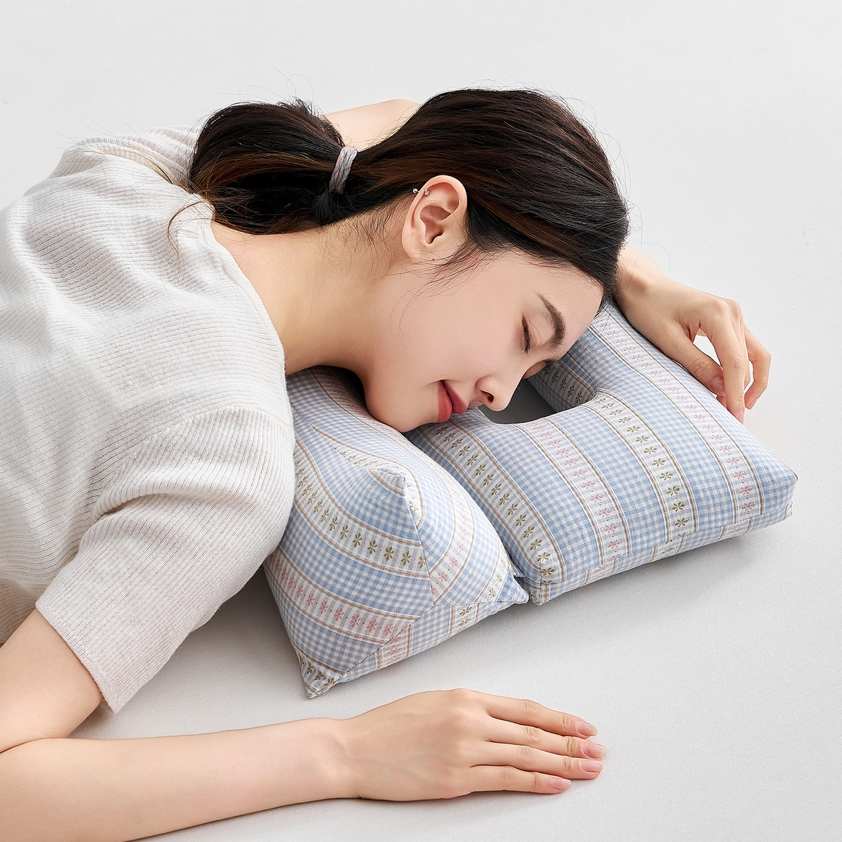 91家纺网 家纺一手货源 找家纺 乐可 2025新款水洗棉护耳组合枕荞麦枕头枕芯 水洗棉护耳组合枕-蓝条格