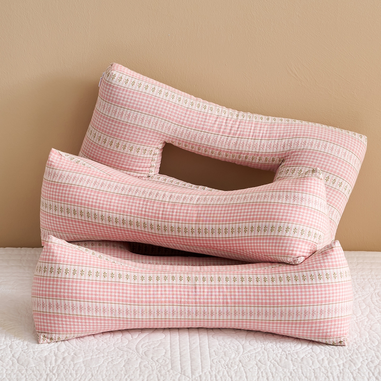 91家纺网 家纺一手货源 找家纺 乐可 2025新款水洗棉护耳组合枕荞麦枕头枕芯 水洗棉护耳组合枕-粉条格