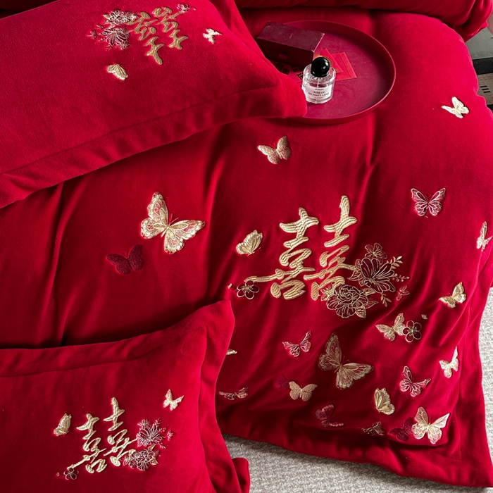 91家纺网 家纺一手货源 找家纺 （总）帝王家纺 2025新款加厚保暖牛奶绒婚庆刺绣四件套珊瑚绒红色结婚床品-蝶舞喜事