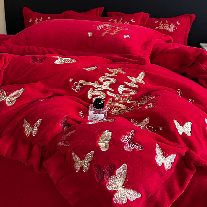 91家纺网 家纺一手货源 找家纺 （总）帝王家纺 2025新款加厚保暖牛奶绒婚庆刺绣四件套珊瑚绒红色结婚床品-蝶舞喜事
