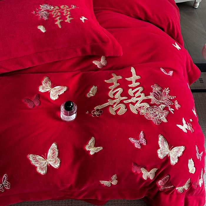 91家纺网 家纺一手货源 找家纺 （总）帝王家纺 2025新款加厚保暖牛奶绒婚庆刺绣四件套珊瑚绒红色结婚床品-蝶舞喜事