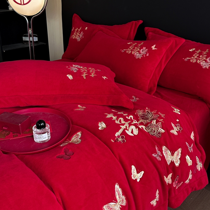 91家纺网 家纺一手货源 找家纺 （总）帝王家纺 2025新款加厚保暖牛奶绒婚庆刺绣四件套珊瑚绒红色结婚床品-蝶舞喜事