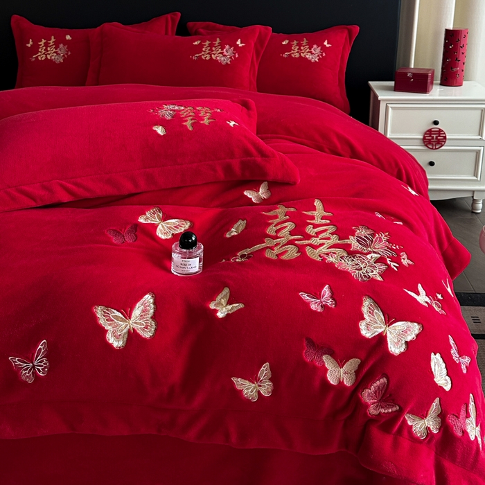 91家纺网 家纺一手货源 找家纺 （总）帝王家纺 2025新款加厚保暖牛奶绒婚庆刺绣四件套珊瑚绒红色结婚床品-蝶舞喜事