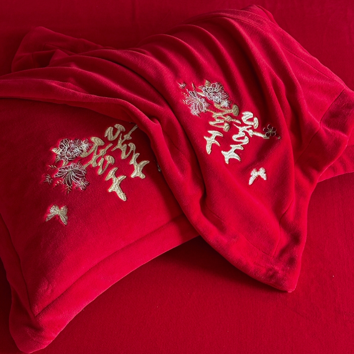 91家纺网 家纺一手货源 找家纺 （总）帝王家纺 2025新款加厚保暖牛奶绒婚庆刺绣四件套珊瑚绒红色结婚床品-蝶舞喜事