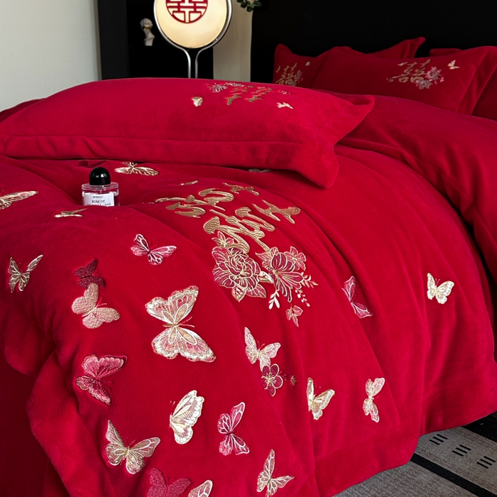 91家纺网 家纺一手货源 找家纺 （总）帝王家纺 2025新款加厚保暖牛奶绒婚庆刺绣四件套珊瑚绒红色结婚床品-蝶舞喜事