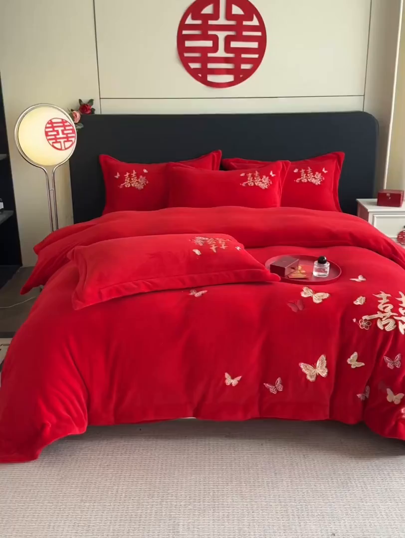 91家纺网 家纺一手货源 找家纺 （总）帝王家纺 2025新款加厚保暖牛奶绒婚庆刺绣四件套珊瑚绒红色结婚床品-蝶舞喜事