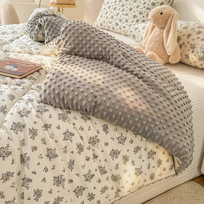 91家纺网 家纺一手货源 找家纺 丝芙妮家居（原乐视家纺） 2025新款云感棉豆豆被春秋被冬被被子被芯 墨色花园