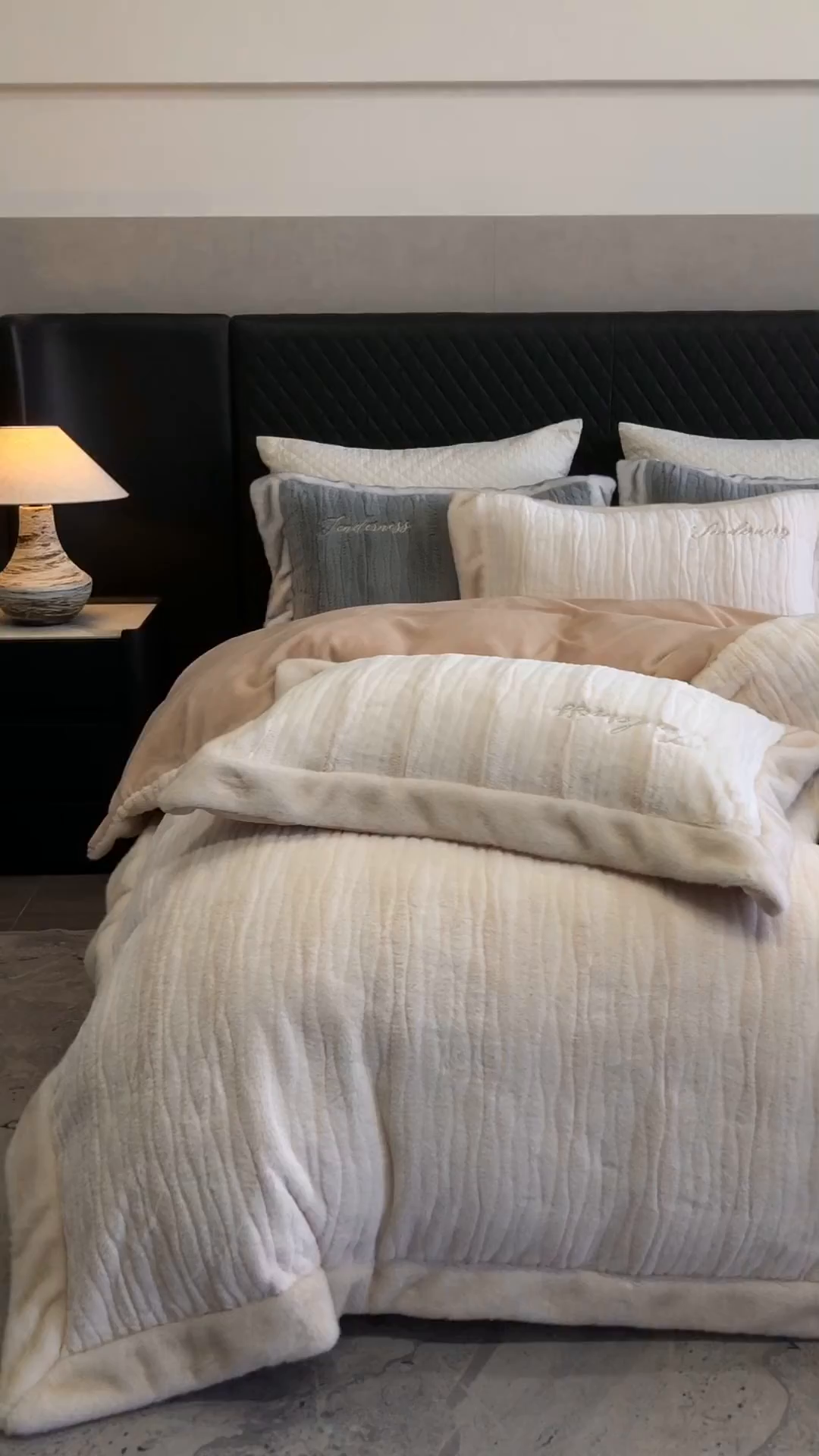 91家纺网 家纺一手货源 找家纺 （总）卡巴伦家纺 2025新款A版360克兔毛B版240克牛奶绒拼边580克欧貂四件套-帕奇