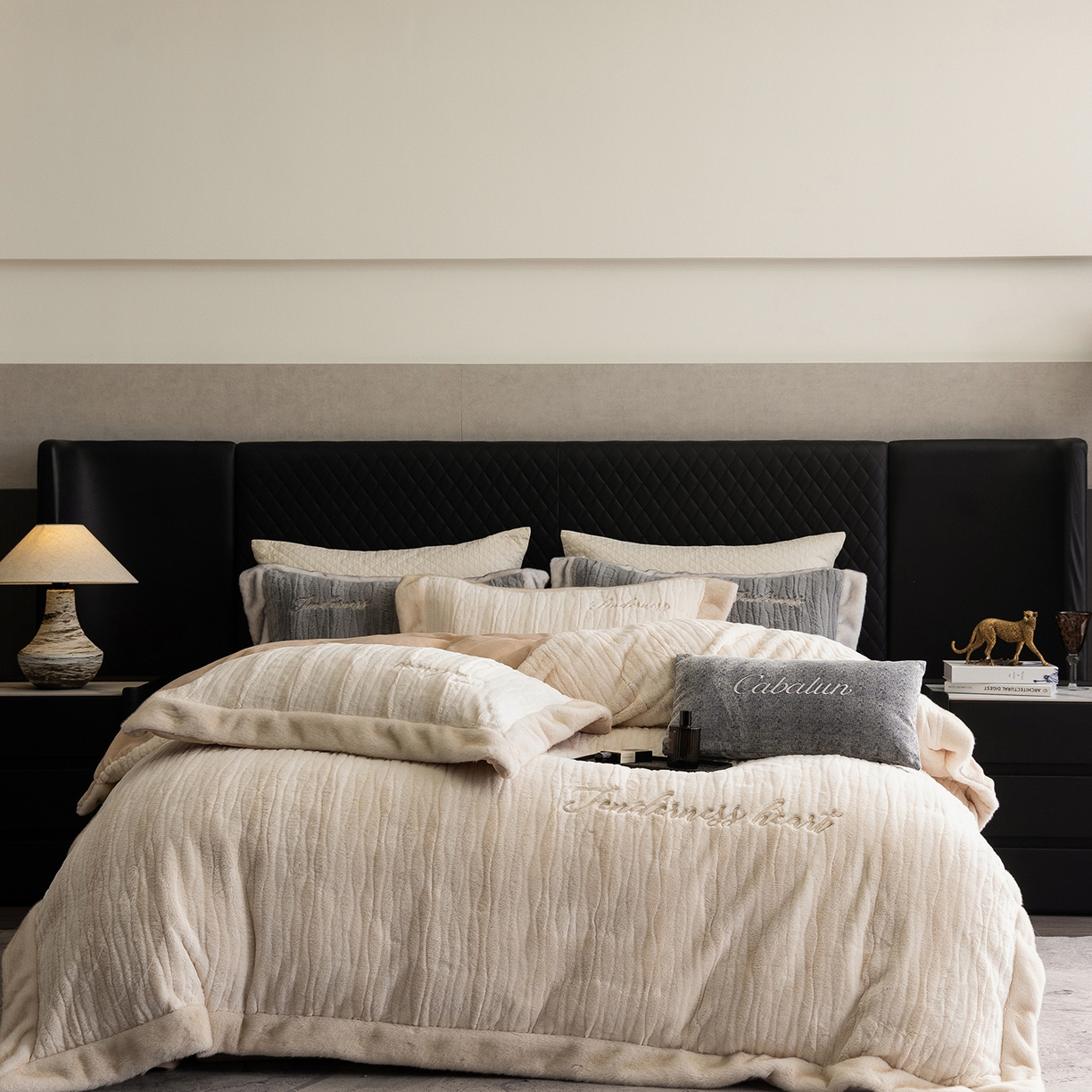 91家纺网 家纺一手货源 找家纺 （总）卡巴伦家纺 2025新款A版360克兔毛B版240克牛奶绒拼边580克欧貂四件套-帕奇