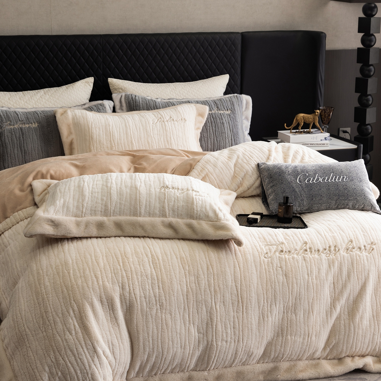 91家纺网 家纺一手货源 找家纺 （总）卡巴伦家纺 2025新款A版360克兔毛B版240克牛奶绒拼边580克欧貂四件套-帕奇