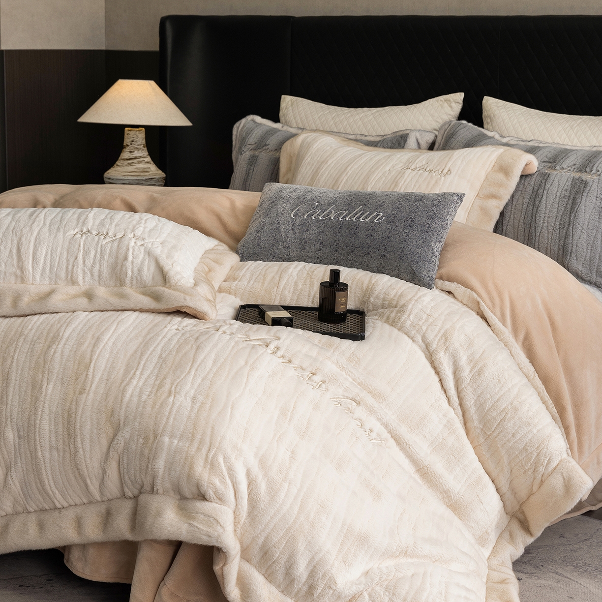 91家纺网 家纺一手货源 找家纺 （总）卡巴伦家纺 2025新款A版360克兔毛B版240克牛奶绒拼边580克欧貂四件套-帕奇