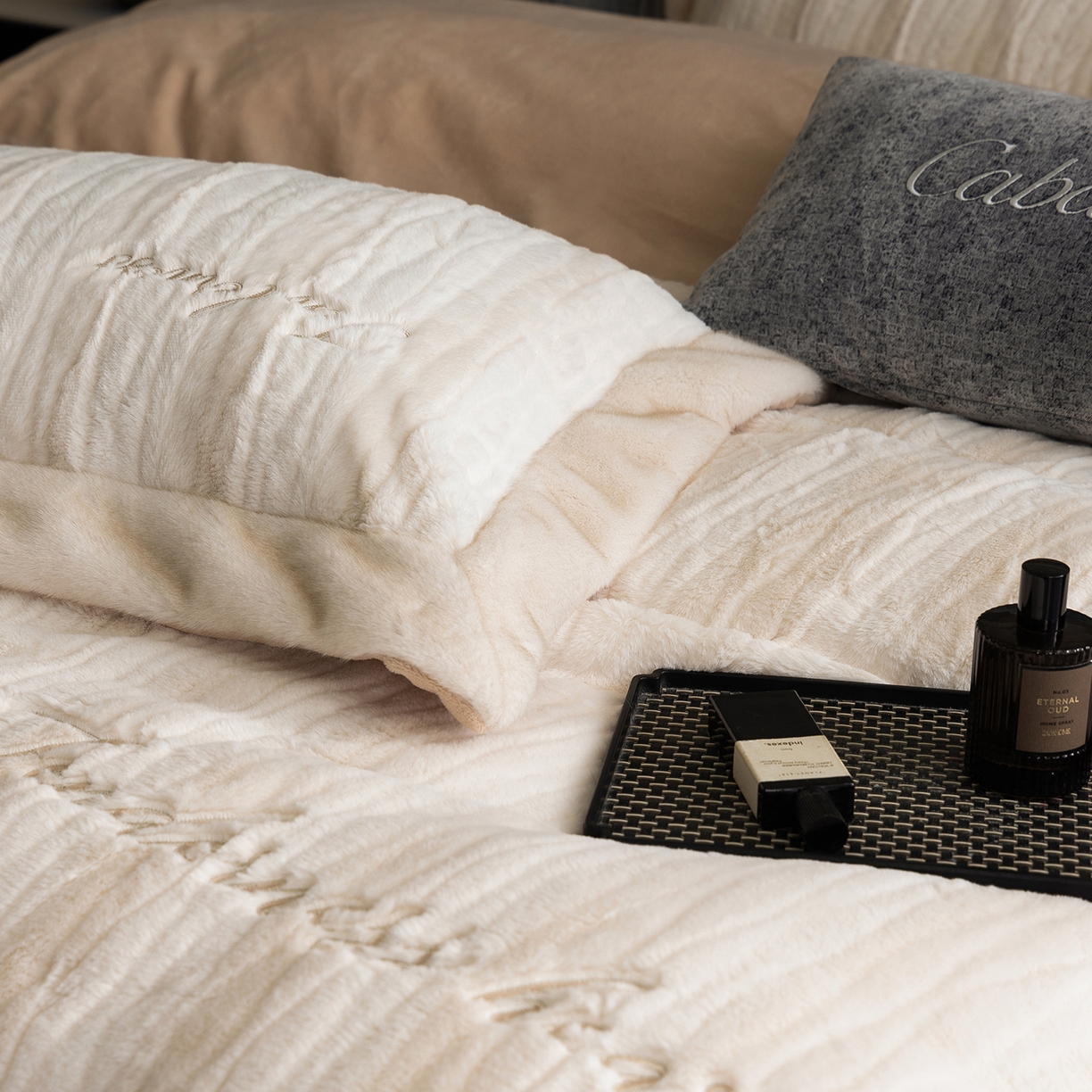 91家纺网 家纺一手货源 找家纺 （总）卡巴伦家纺 2025新款A版360克兔毛B版240克牛奶绒拼边580克欧貂四件套-帕奇