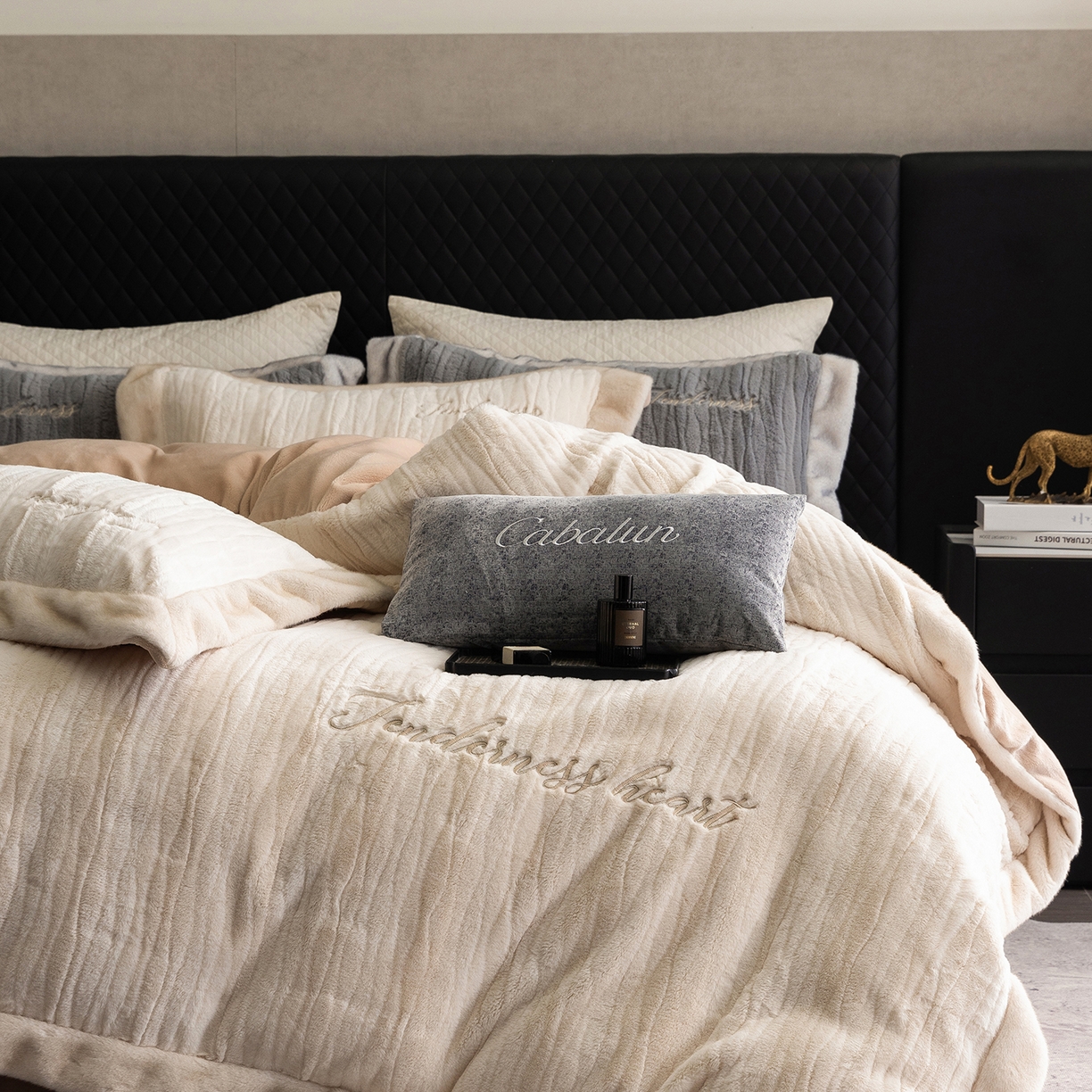 91家纺网 家纺一手货源 找家纺 （总）卡巴伦家纺 2025新款A版360克兔毛B版240克牛奶绒拼边580克欧貂四件套-帕奇